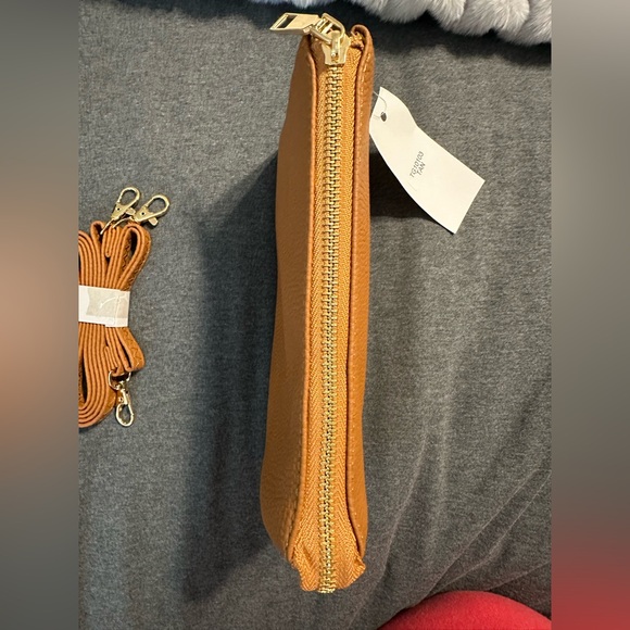 Bnwt crossbody with multiple zipper pockets - Picture 2 of 8